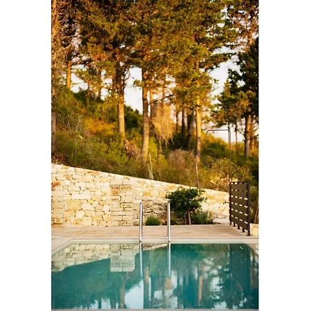 Hill View Ena Chourdatika