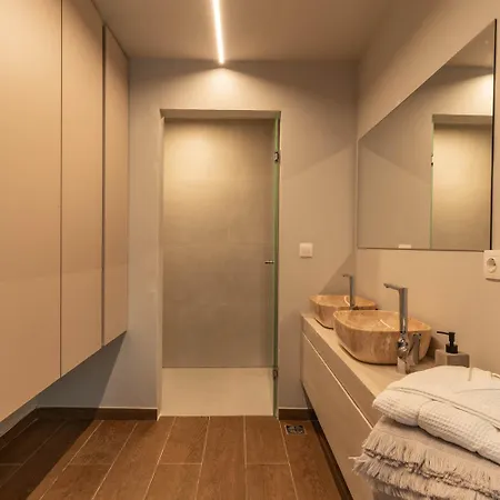 Hill View Ena Chourdatika