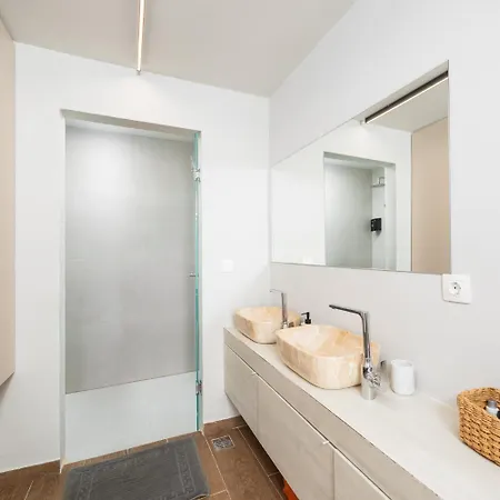 Hill View Ena Chourdatika